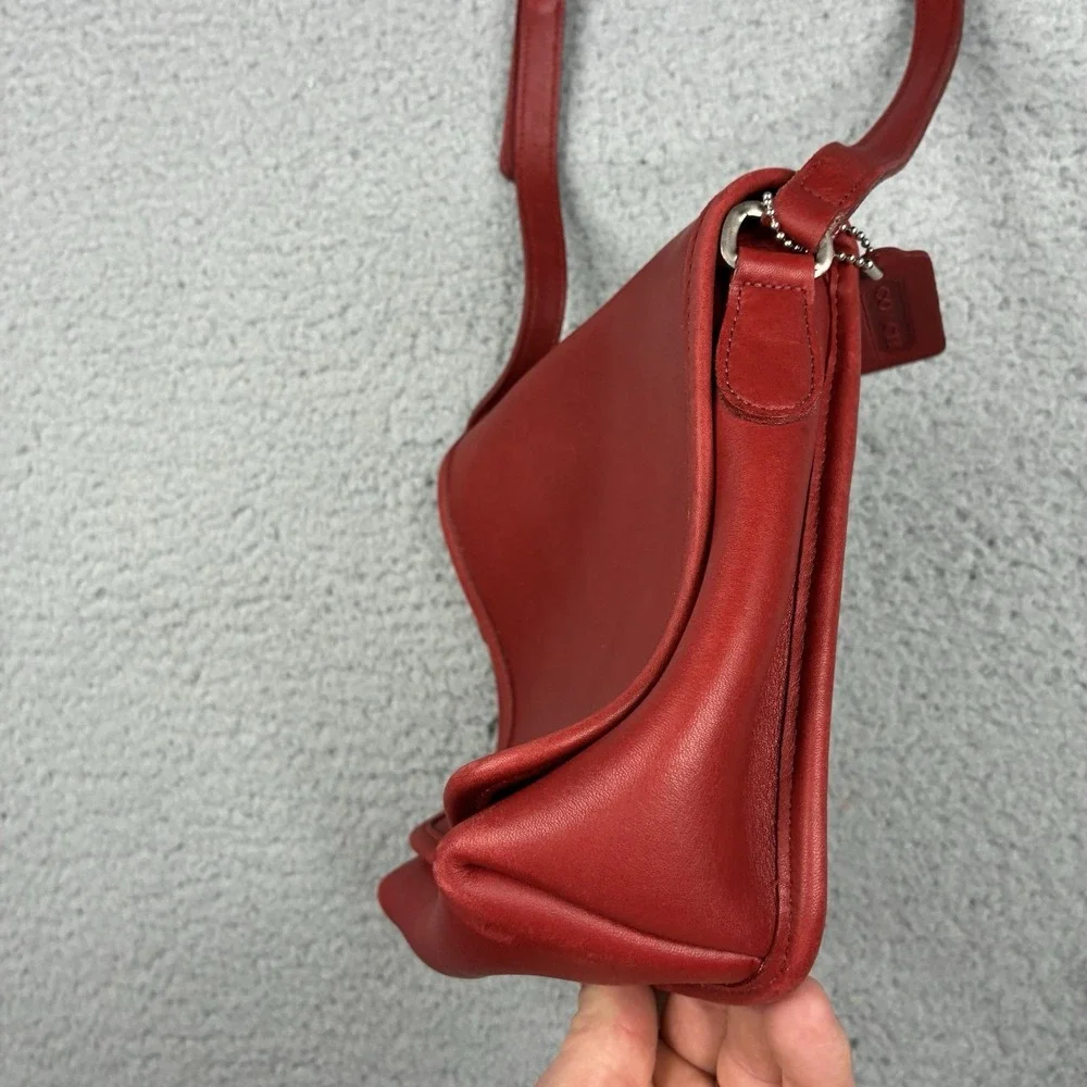 Vintage Coach Companion Flap 9076 Red Glovetanned Leather Crossbody USA